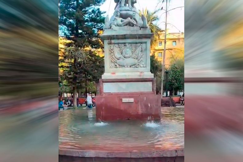 Tiktoker chileno vivió tenso momento en la Plaza de Armas: fue increpado y seguido por extranjeros durante un live