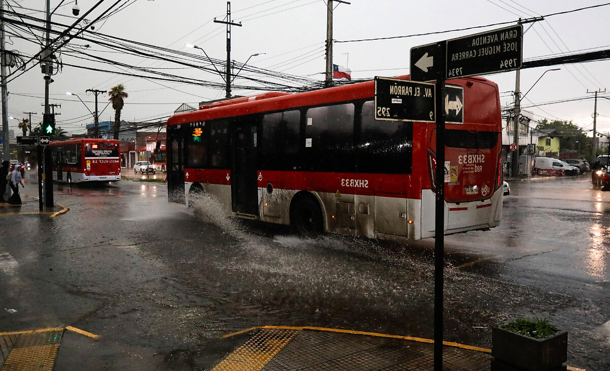 Alerta Roja en la RM: granizos, calles anegadas, Metro inundado y más de 35 mil clientes sin luz